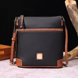 Cartera tipo morral en cuero sintético negro con detalles en cuero marrón y cierres dorados. Cuenta con bolsillos frontales con cierre y correa ajustable.