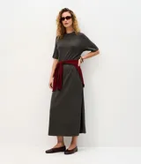 Vestido midi Marfinno de punto color gris oscuro, con cuello alto, mangas cortas amplias y diseño suelto.