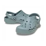 Zueco Crocs modelo Baya, color gris claro, con diseño ergonómico, perforaciones para ventilación y logo de la marca en el lateral. Cuenta con correa pivotante en el talón.