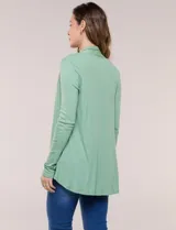 Cardigan liviano de punto acanalado verde, con frente abierto sin cierres y mangas largas.
