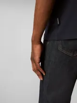 Remera de manga corta y cuello redondo, confeccionada en algodón, con micrologo de la marca bordado en el pecho.