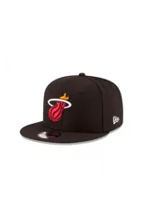 Gorra plana New Era del equipo Miami Heat de la NBA, de color negro con el logotipo bordado en el frente en tonos rojo, amarillo y blanco.