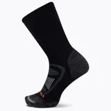Medias de senderismo de caña alta color negro, con refuerzos en talón y puntera, y detalles en gris y naranja.