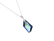 Collar de plata con dije de cristal facetado rectangular, con degradé de color verde a azul.