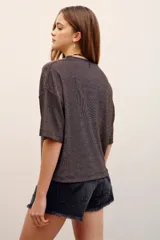 Remera de manga corta y cuello redondo en tejido de punto con acabado metalizado y efecto brillante.
