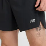 Short deportivo New Balance negro, con cintura elástica ajustable con cordón, calzoncillo interior incorporado y logo reflectante.
