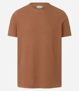 Remera de manga corta y cuello redondo, confeccionada en tejido de media malla con textura vertical. Presenta un diseño minimalista y ligero, ideal para un uso versátil y cómodo.