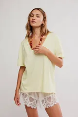 Remera de algodón de calce oversize en color amarillo, con escote en V amplio y mangas cortas caídas.