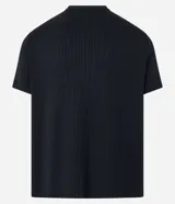 Remera de manga corta color beige, corte slim, con cuello redondo y textura acanalada vertical.