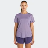 Remera deportiva New Balance de manga corta y cuello redondo, confeccionada en tejido técnico jaspeado color violeta con logo de la marca estampado en el pecho.