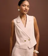 Chaleco femenino de sastrería color rosa pálido, con cuello blazer, cruce delantero con botones dorados y corte estructurado.