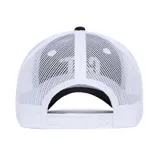 Gorro de gabardina negro con malla blanca en la parte trasera y logo de Caterpillar (CAT) bordado en blanco y amarillo en el frente.