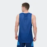 Musculosa deportiva Umbro del Club Nacional de Football, en tonos rojo y burdeos con estampado abstracto. Incluye el logo de Umbro en el pecho derecho y el escudo del club en el izquierdo.