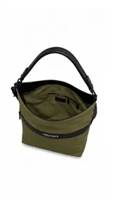 Cartera tipo hobo de tamaño grande, confeccionada en tela impermeable color marrón con una franja horizontal negra que incluye el logo de la marca. Cuenta con asa corta de mano, correa larga desmontable, bolsillo frontal con cierre oculto y bolsillo trasero con cierre.