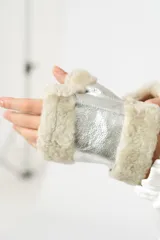 Guantes mitones plateados de cuero con borde de lana natural color beige.