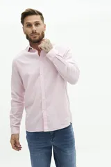 Camisa de manga larga color beige claro, confeccionada en una mezcla de lino y algodón. Presenta un corte semi slim, cuello camisero y un pequeño logo bordado en el pecho.