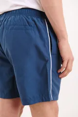 Short de baño verde con cintura elástica y cordón ajustable.