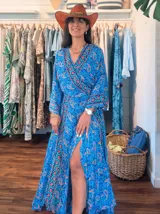 Kimono largo con estampado de cachemir en tonos azul, naranja y rosa. Tiene corte cruzado, mangas anchas y largo hasta los tobillos.