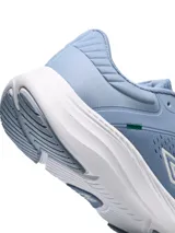 Championes de running Umbro modelo Icon, color azul con detalles en naranja y suela blanca. Presentan una combinación de malla transpirable y refuerzos sintéticos, con el logo de la marca en el lateral.