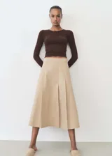 Jersey de punto fino color marrón chocolate, con cuello redondo, manga larga y diseño entallado al cuerpo.