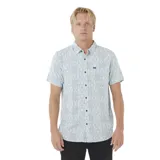Camisa celeste con estampado geométrico en blanco, de manga corta, con cuello abotonado y bolsillo en el pecho.