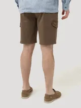Short cargo de gabardina color marrón de la marca RKF, modelo Kunapro. Cuenta con múltiples bolsillos funcionales en los laterales, delanteros y traseros, presillas para cinturón y cierre con botón.