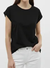 Camiseta negra de manga corta con cuello redondo y mangas dobladas.