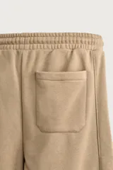 Bermuda estilo jogger de ajuste relajado, color beige, con cintura elástica ajustable mediante cordón y bolsillos delanteros.