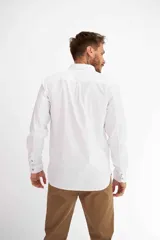 Camisa de manga larga con diseño de rayas verticales blancas y azules, cuello camisero y cierre frontal con botones.