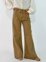 Pantalon de jean negro de corte wide leg, con tiro alto, cierre frontal con botón y bolsillos laterales.