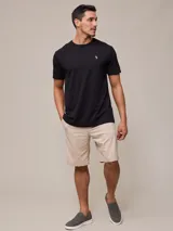 Remera blanca de algodón con cuello redondo y manga corta.