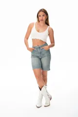 Top crop tejido de punto color blanco con escote en V y breteles anchos.