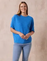 Buzo azul de tejido acanalado marca Ninety, con mangas cortas japonesas.