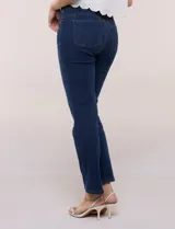 Pantalón jean tiro alto de corte recto y levemente entallado hacia los tobillos, con cinco bolsillos y dobladillo opcional en el ruedo.