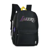 Mochila urbana negra con diseño oficial de Los Angeles Lakers. Presenta el logo del equipo estampado en el frente en colores violeta y amarillo, bolsillo frontal con cierre, tiradores personalizados y asa superior amarilla.