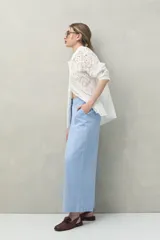 Pantalón Alessio de corte amplio y silueta recta, confeccionado en mezcla de lino y viscosa. Cuenta con diseño de tiro medio y cintura cómoda.