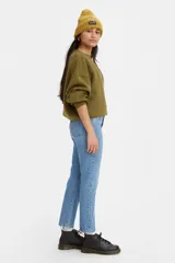 Jean de corte recto y estilo cropped, confeccionado en denim de algodón rígido. Presenta un lavado azul medio con efecto desgastado, tiro medio y cierre de botones clásico de la línea 501.
