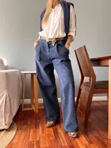 Pantalón palazzo de pana color azul marino, con pinzas delanteras y elástico en la espalda.