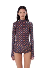 Body manga larga con cuello alto y estampado geométrico en tonos marrones, naranjas y blancos.