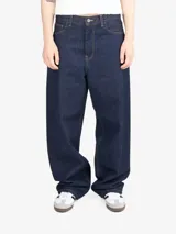 Pantalón de jean azul oscuro, corte ancho, tiro medio y pierna recta.