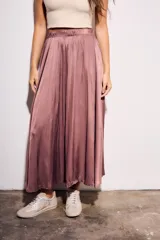Falda midi de satén en color rosa viejo, con cintura elástica y caída fluida.