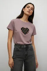 Remera de algodón blanca de manga corta y cuello redondo, con un aplique central bordado en forma de lazo con estampado animal print.