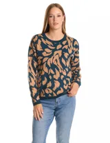 Buzo de tejido de punto con estampado animal print orgánico en tonos azul y marrón. Presenta cuello redondo, puños y ruedo con terminación rib, y mangas con hombros caídos.