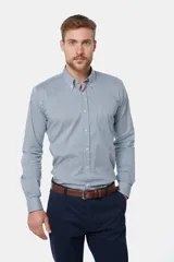 Camisa de manga larga con cuello abotonado y estampa a cuadros en tonos de azul y blanco. Presenta un bolsillo aplicado en el pecho con detalle de bordado y cierre frontal con botones.