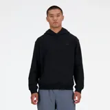 Hoodie de corte relajado color negro, confeccionada en suave tela french terry. Cuenta con capucha, mangas largas, bolsillo tipo canguro, inserción en forma de V en el cuello y el logotipo bordado de New Balance en el pecho.