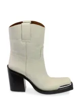 Bota corta de cuero color blanco con puntera metálica plateada, caña media, taco bloque negro y suela negra.