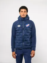 Campera Umbro del Club Nacional de Football, modelo Alpine. Diseño en color azul marino con frente acolchado termosellado, mangas y espalda de tejido polar, capucha integrada y cierre frontal completo. Incluye logo de Umbro y escudo del club en el pecho.