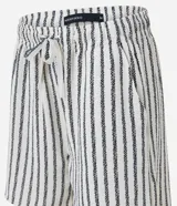 Bermuda de playa con diseño de rayas verticales, confeccionada en tejido texturizado de secado rápido. Cuenta con cintura elástica ajustable mediante cordón y bolsillos laterales.