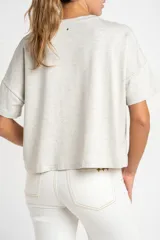 Remera celeste de viscosa y elastano, de corte holgado y mangas cortas con dobladillo.