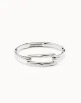 Pulsera rígida de metal bañado en plata con diseño de eslabón central y cierre de resorte.
